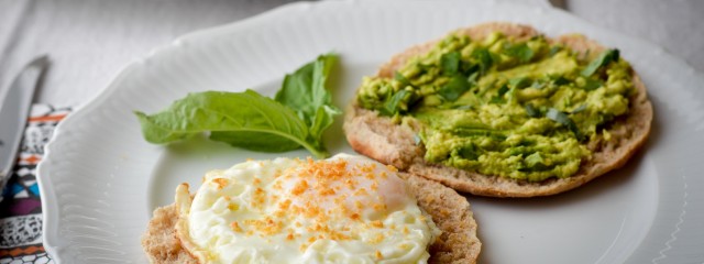 Garlic Gold® Breakfast Sandwiches with Fried Egg and Avocado